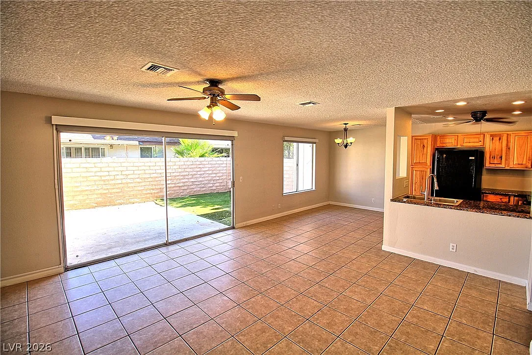2 bed, 1.0 bath, 957 sqft, $1,295 — Photo 2