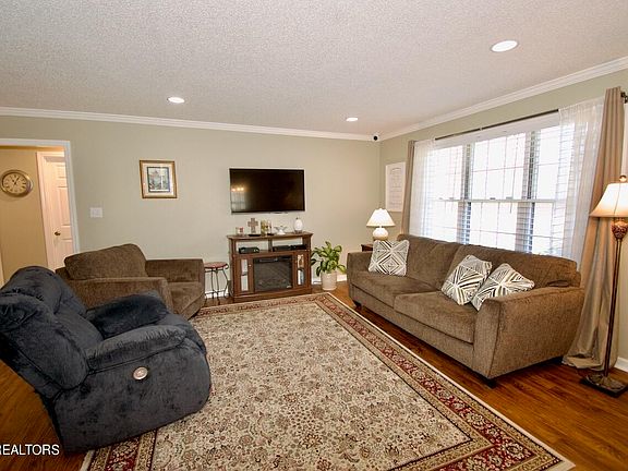 4th image of 926 Portsmouth Cir