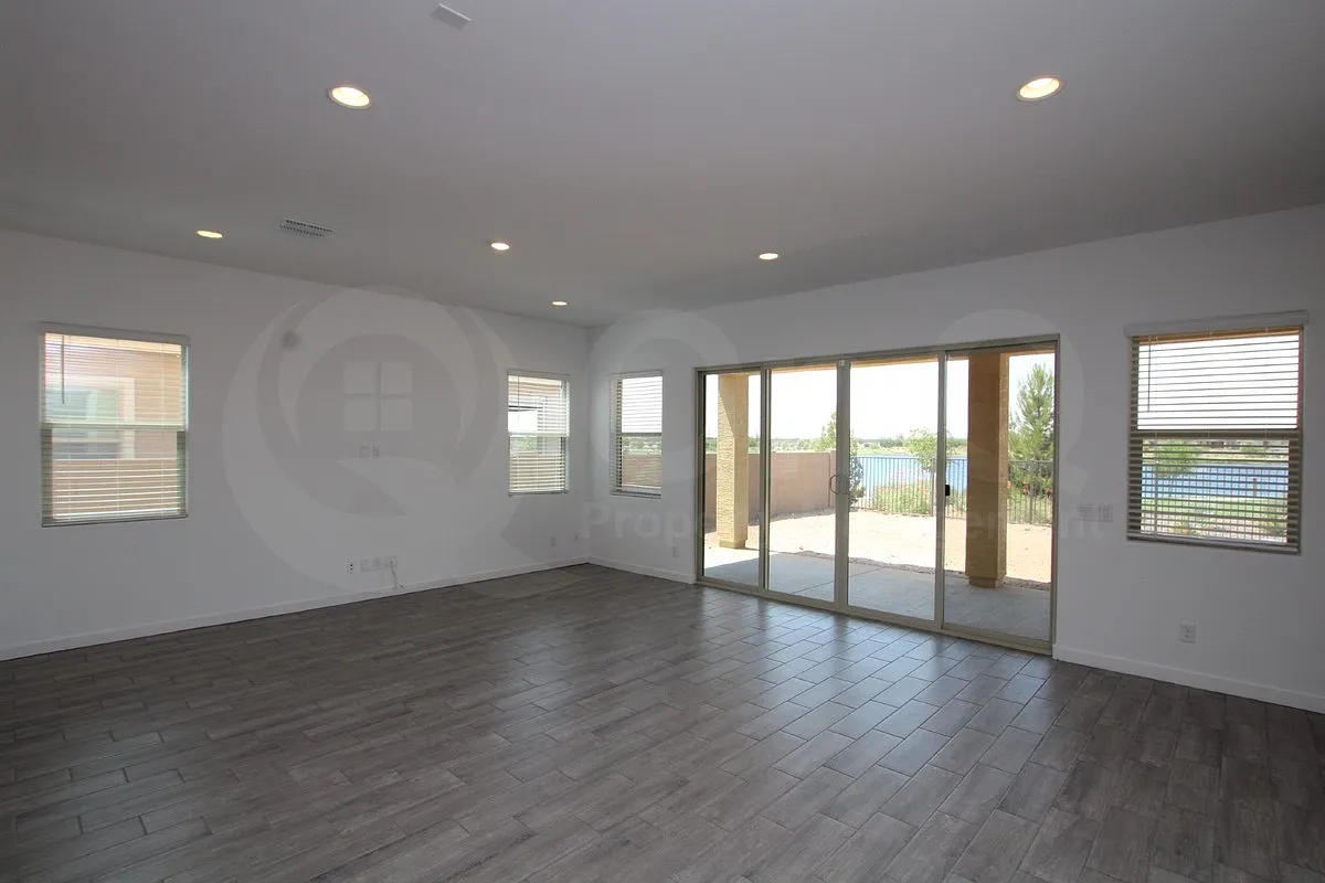 3 bed, 3.0 bath, 2187 sqft, $2,399 — Photo 4