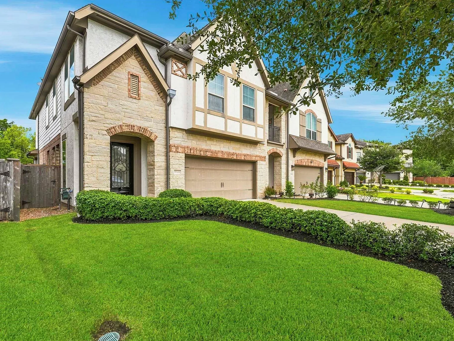 3 bed, 2.5 bath, 2468 sqft, $2,999 — Photo 2