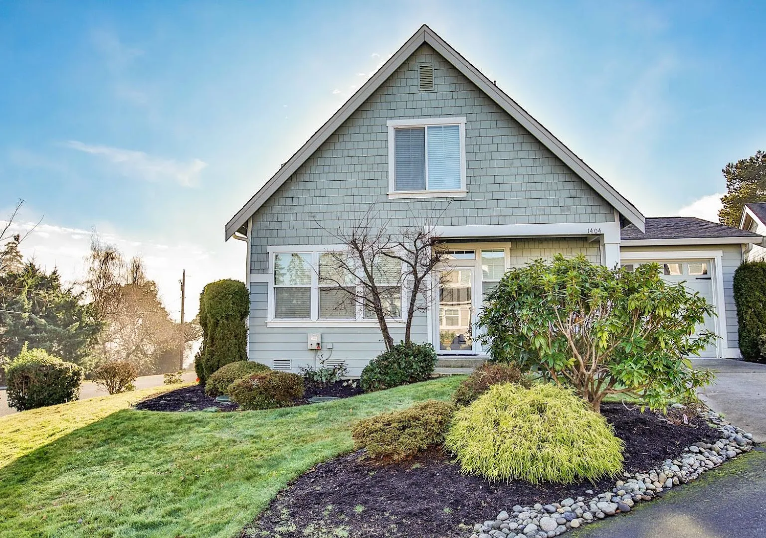 Gorgeous- Fully Furnished Home in Holmes Harbor, Pet Friendly and Landscape Included! — Photo 2