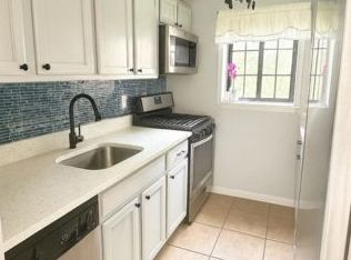 13 Pinebrook Pl APT 13, Bay Shore, NY 11706