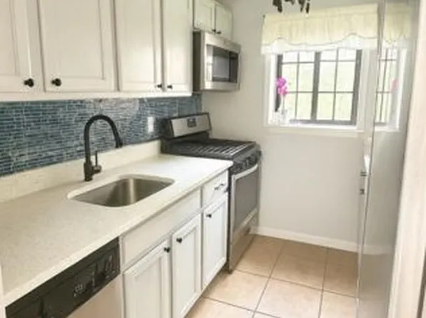 13 Pinebrook Pl APT 13, Bay Shore, NY 11706