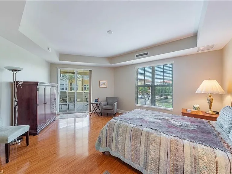 5068 Annunciation Cir #4210 — Photo 12