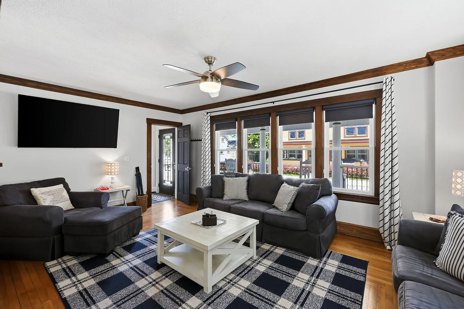 6 bed, 6.0 bath, 2884 sqft, $10,582 — Photo 1