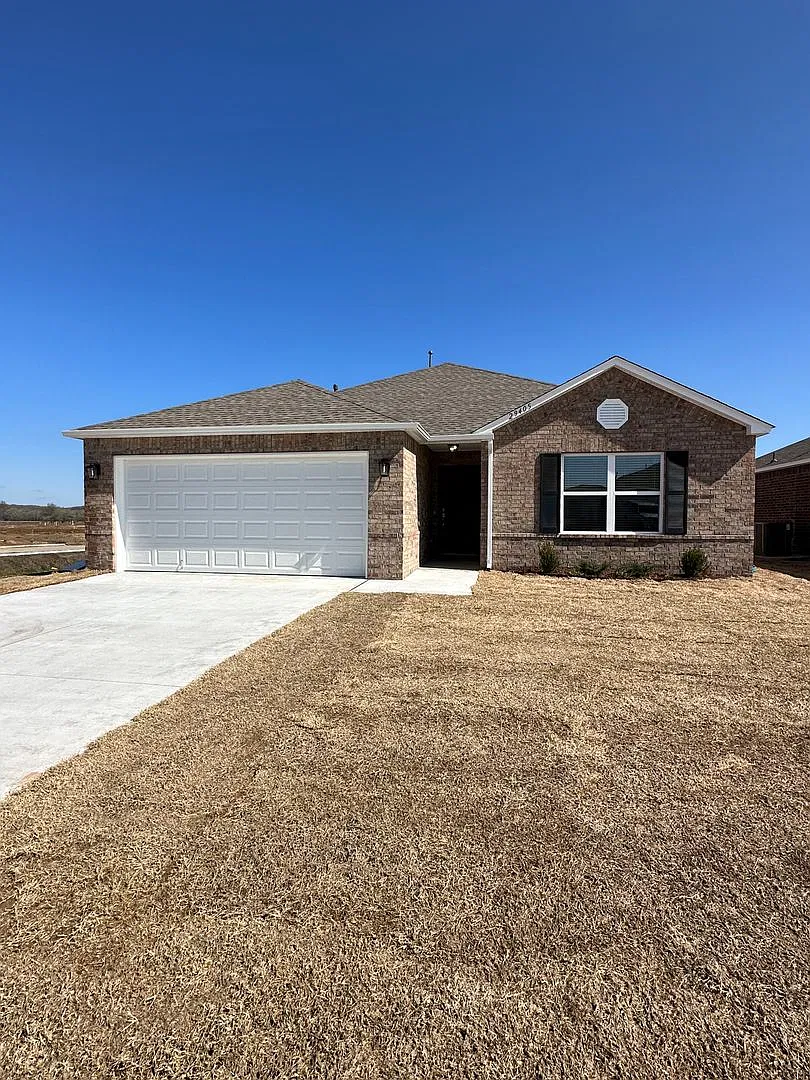 Pre-Leasing Now! Beautiful 3-Bedroom, 2-Bath Home in East Village, Broken Arrow — Photo 3