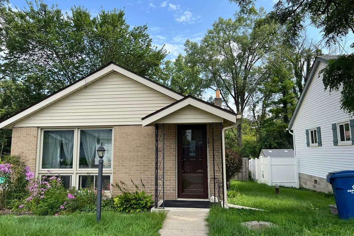 381 Lakeview Dr photo 1