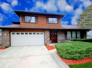 2018 E Hopi Ln, Mount Prospect, IL 60056