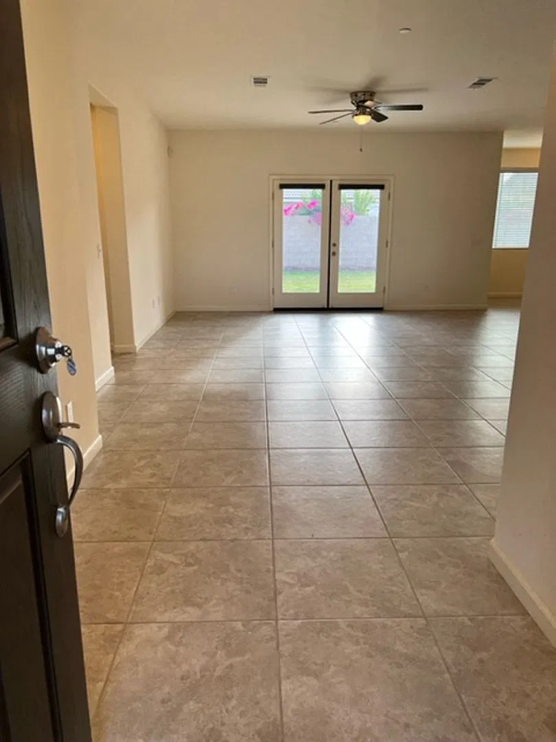 Beautiful 3 Bedroom 2 Bathroom in NW Visalia! — Photo 2