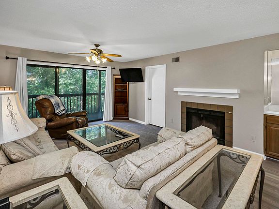 4th image of 422 Edgewater Ln