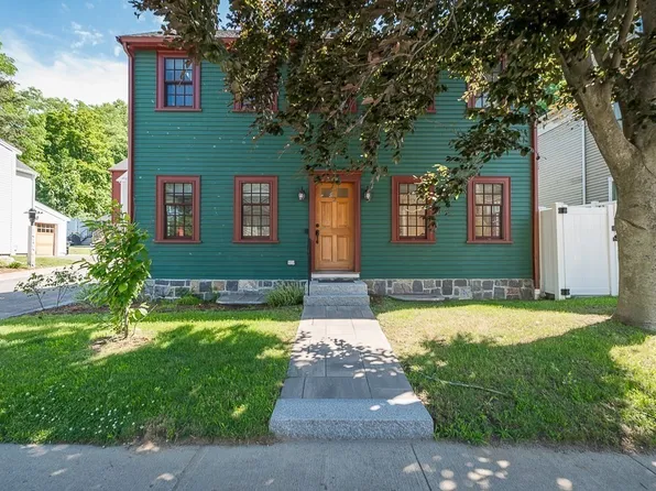 83 High St #2, Ipswich, MA 01938