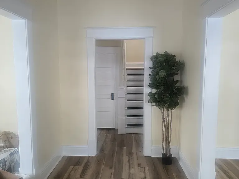 724 Temple Ave — Photo 2