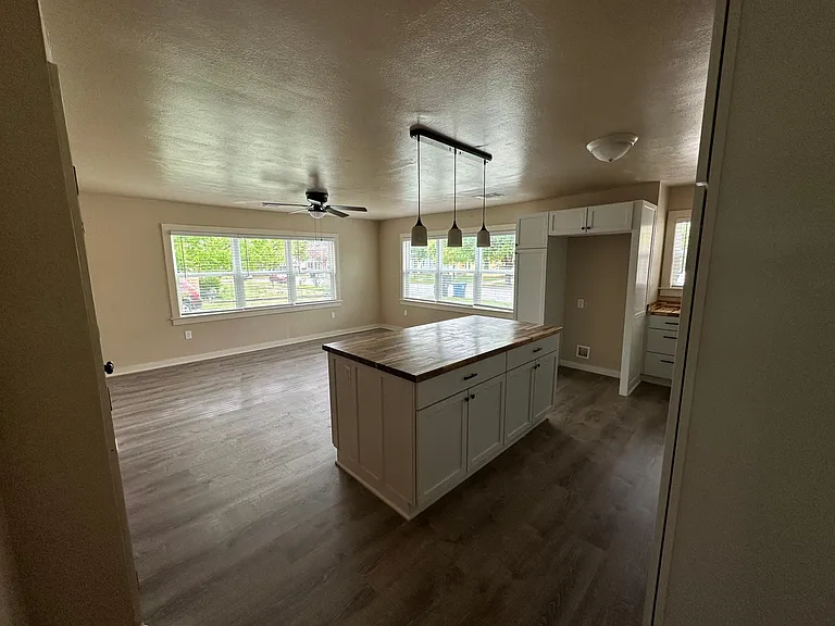 1213 W Walker St — Photo 5