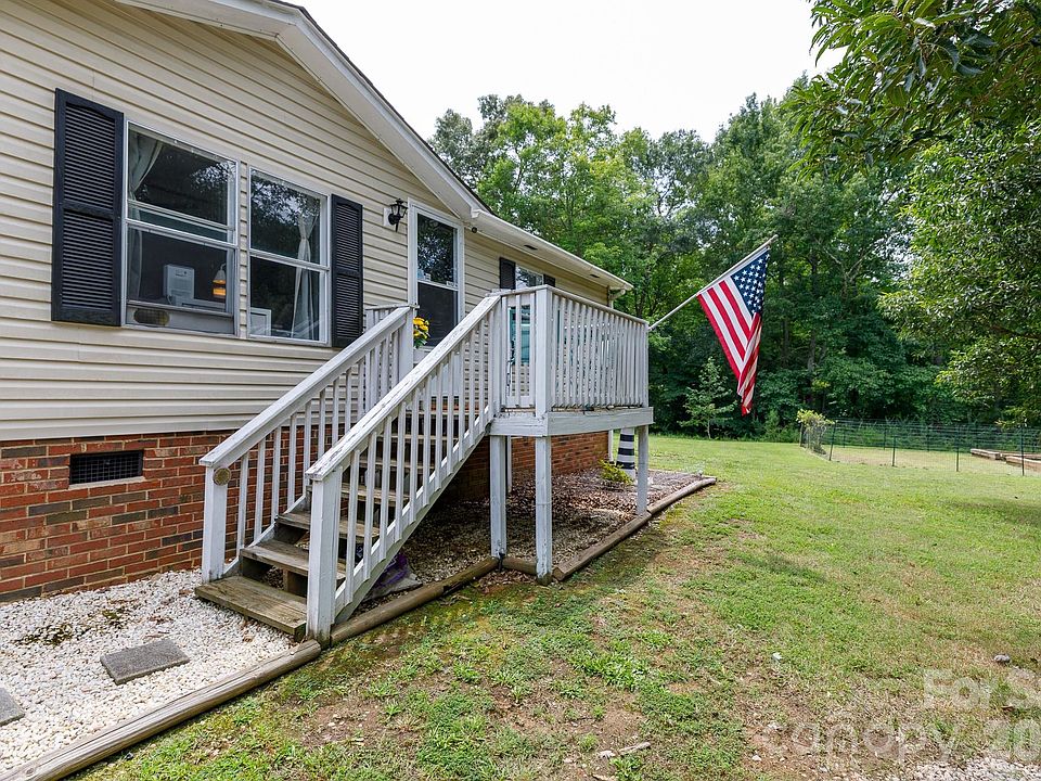 1st image of 120 Creekstone Ln