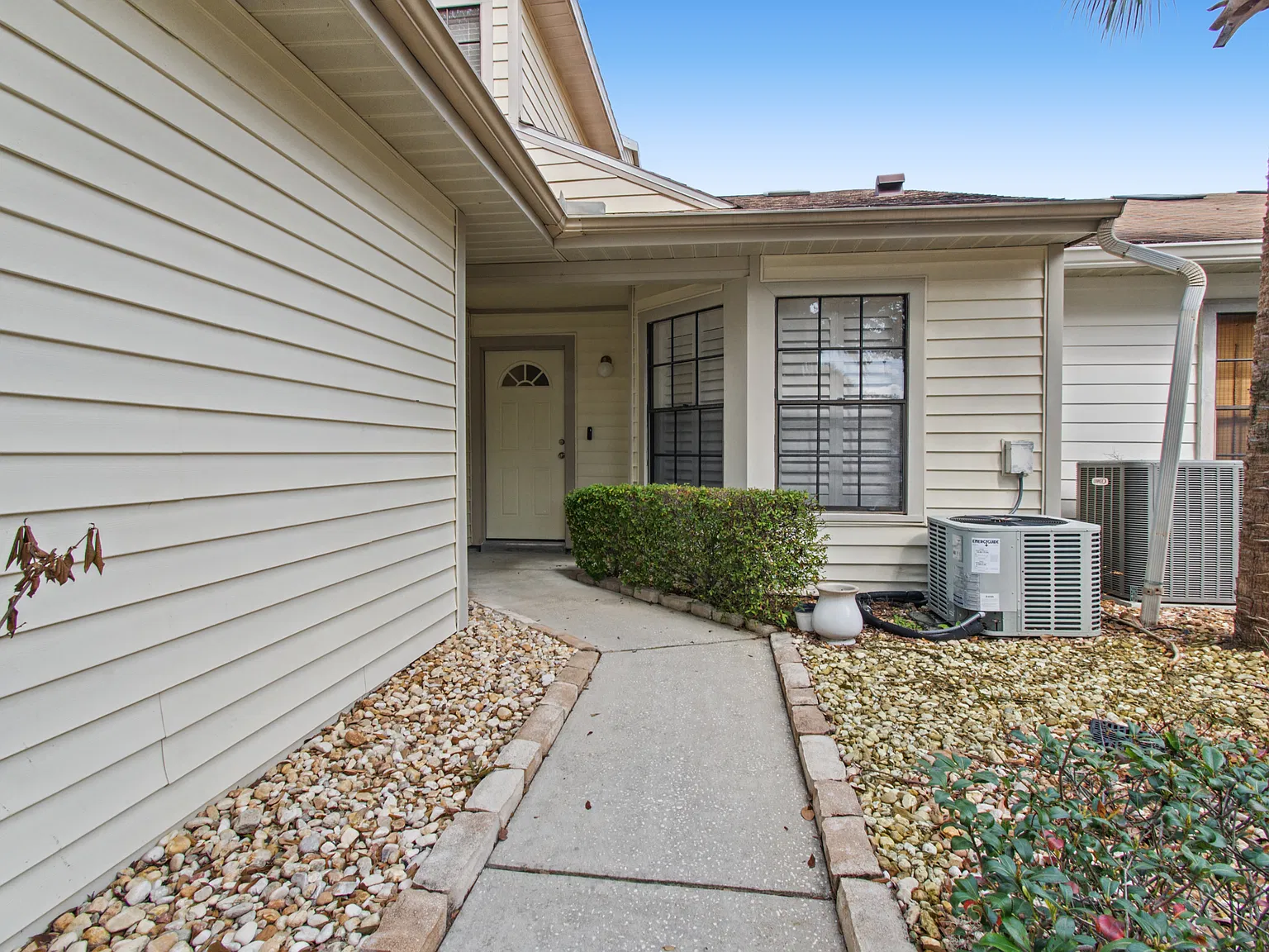 3 bed, 2.5 bath, 1384 sqft, $1,850 — Photo 3