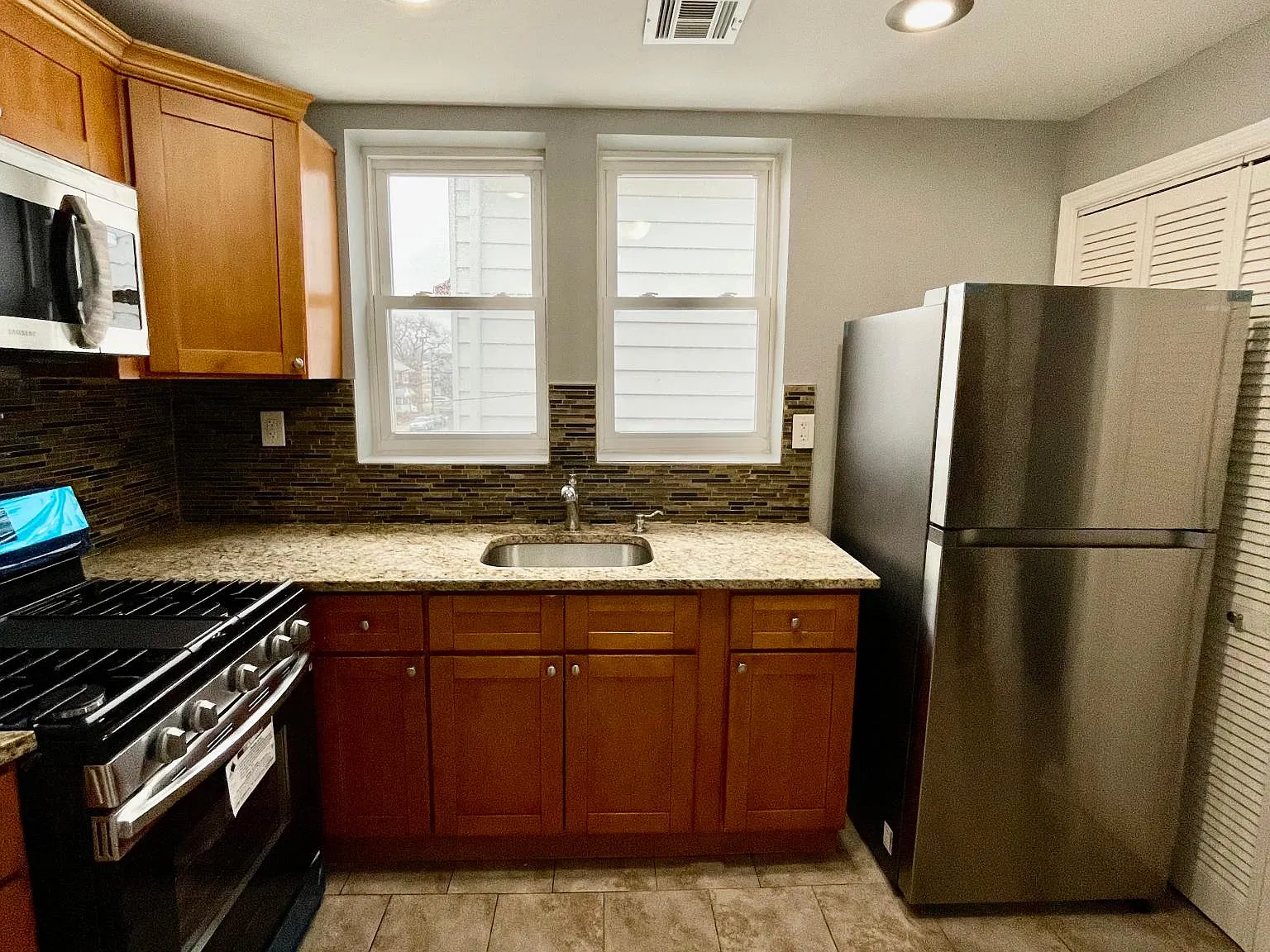 2 bed, 800 sqft, $2,200 — Photo 2