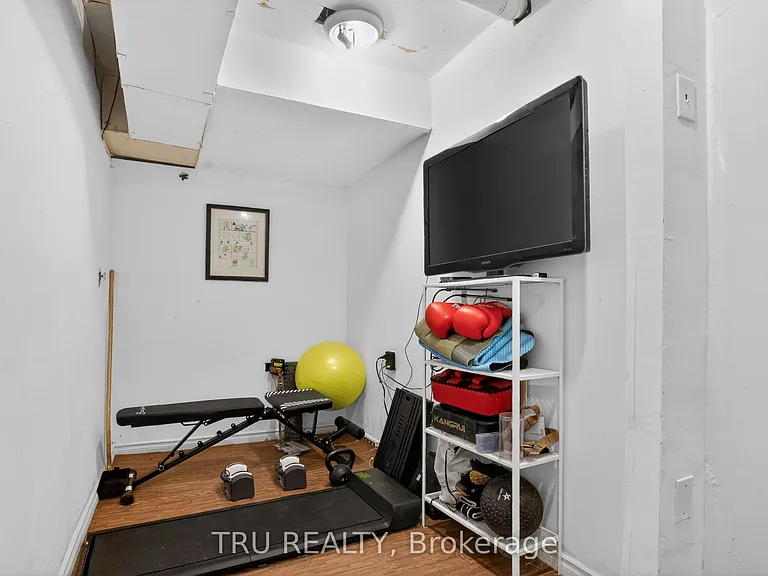 1253 Emperor Ave — Photo 24