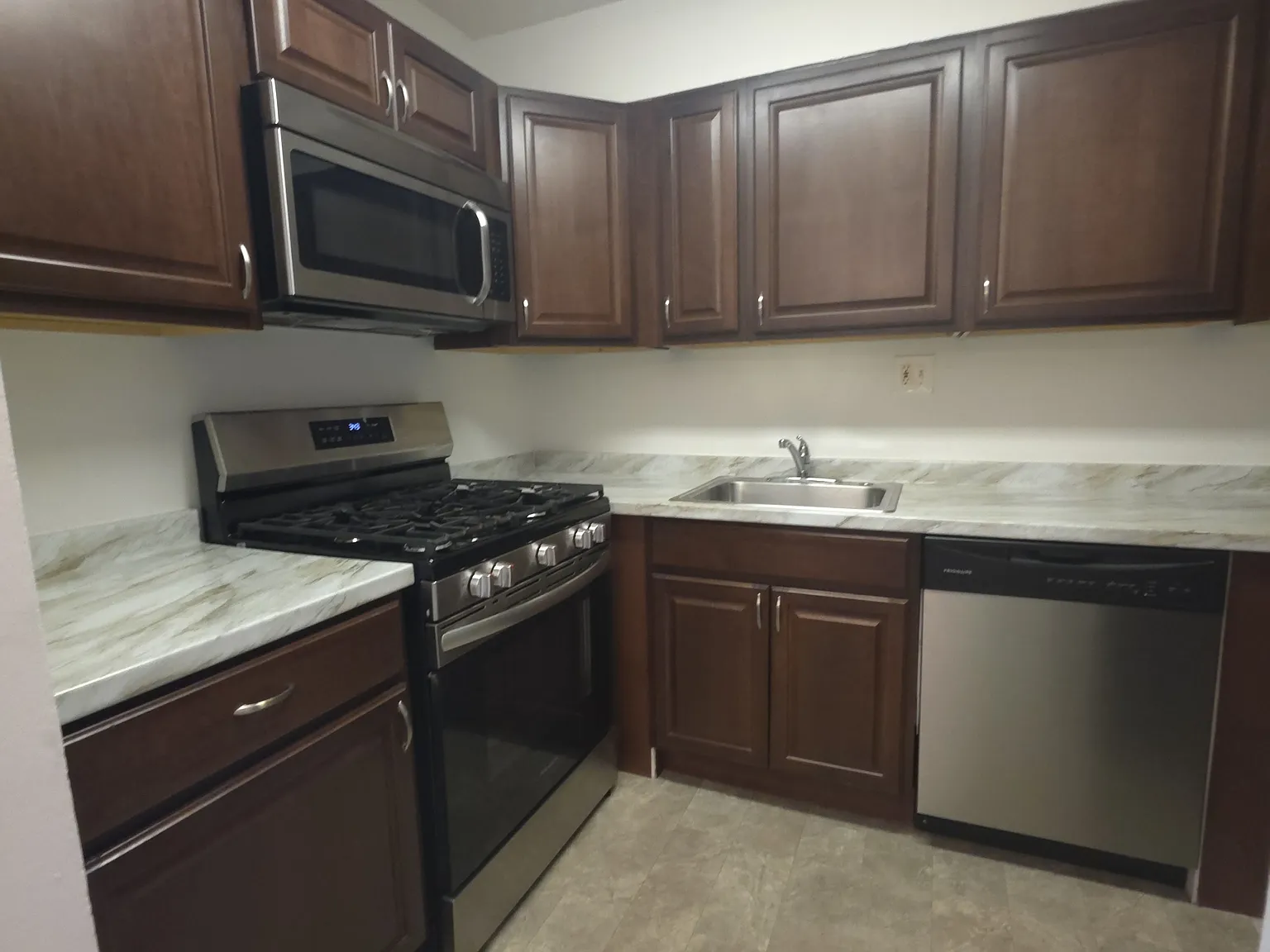2 bed, 842 sqft, $1,699 — Photo 4