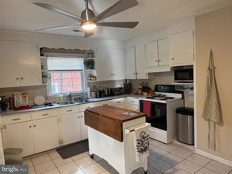 1316 Rowe St — Photo 8