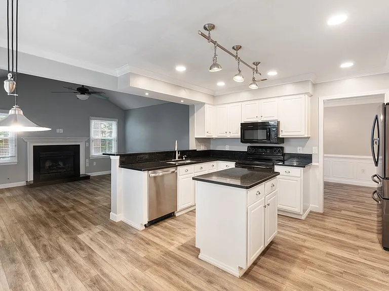 412 Peachtree Ln — Photo 9