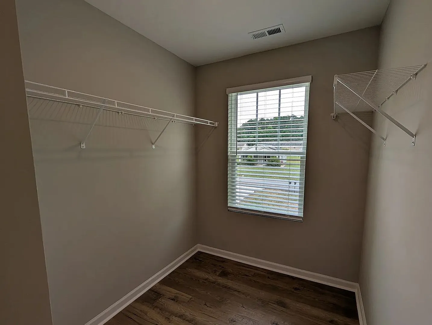 Room in 5 Bedroom Home at Reeves St — Photo 2