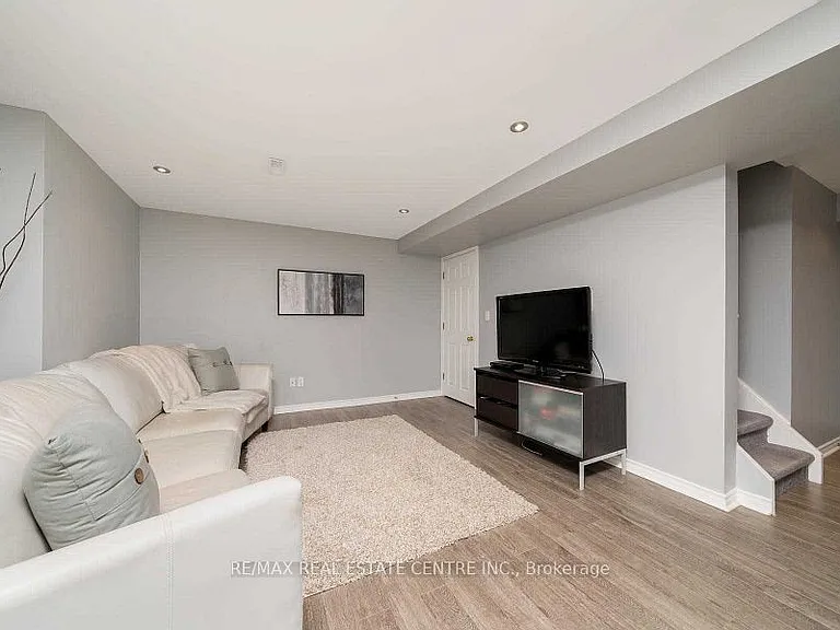 665 Thompson Rd S — Photo 8
