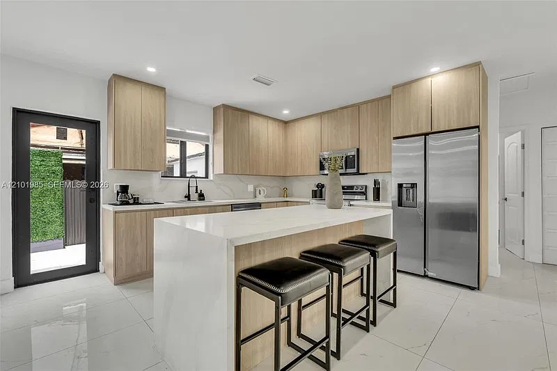 1741 SW 17th Ct Unit 1741 — Photo 2