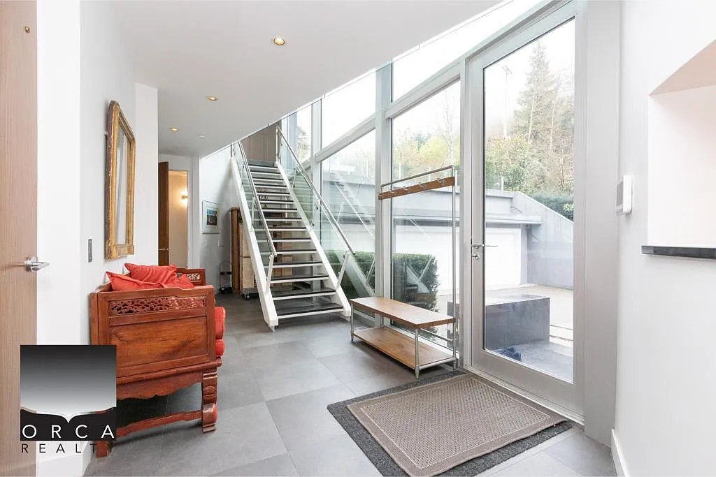 5 bed, 6000 sqft, $14,000 — Photo 2