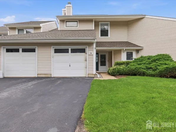 94 Woodmere Dr, Parlin, NJ 08859