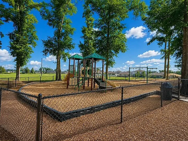 3 bed, 1843 sqft, $2,400 — Photo 3