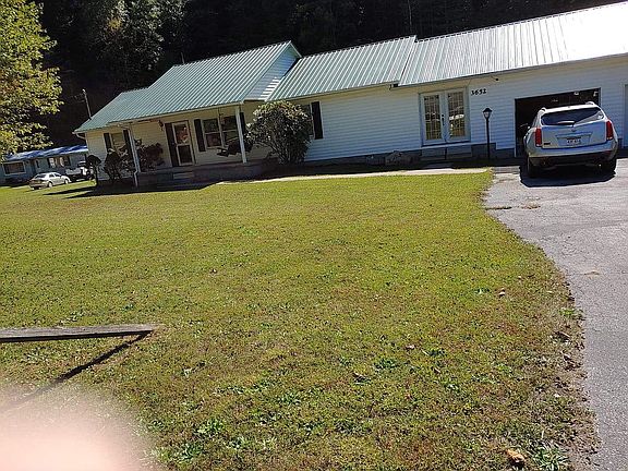 view of house and garage