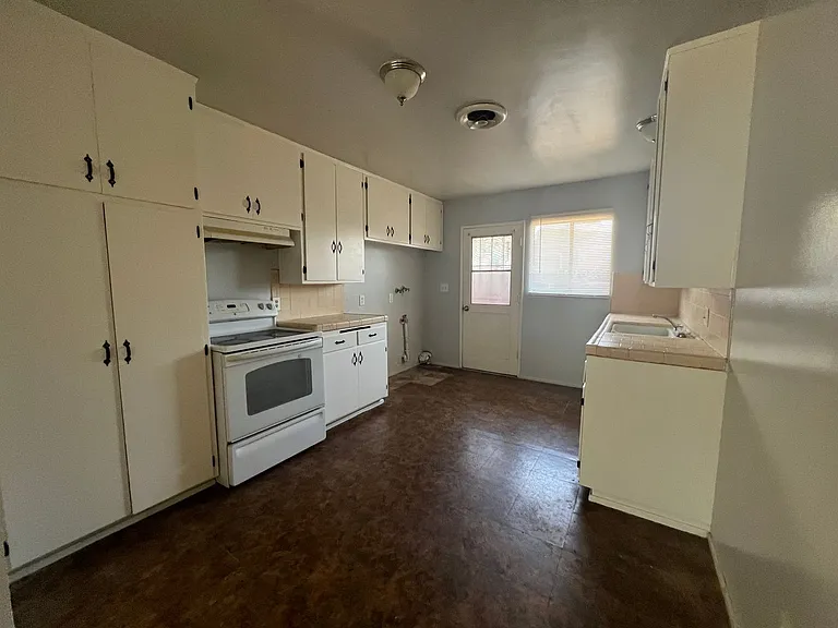 229 S Buena Vista St — Photo 31