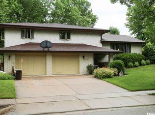 2540 Knob Hill Dr, Dubuque, IA 52003