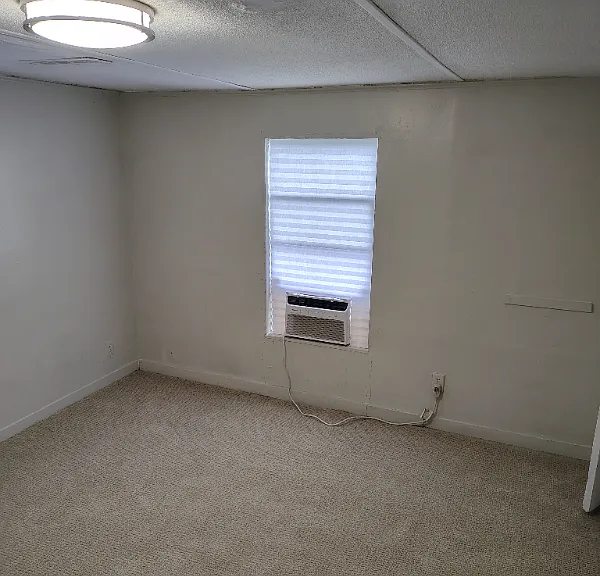 128 SE Guinevere Ct — Photo 2