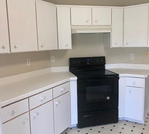 3rd image of 22 Fairhill Ln