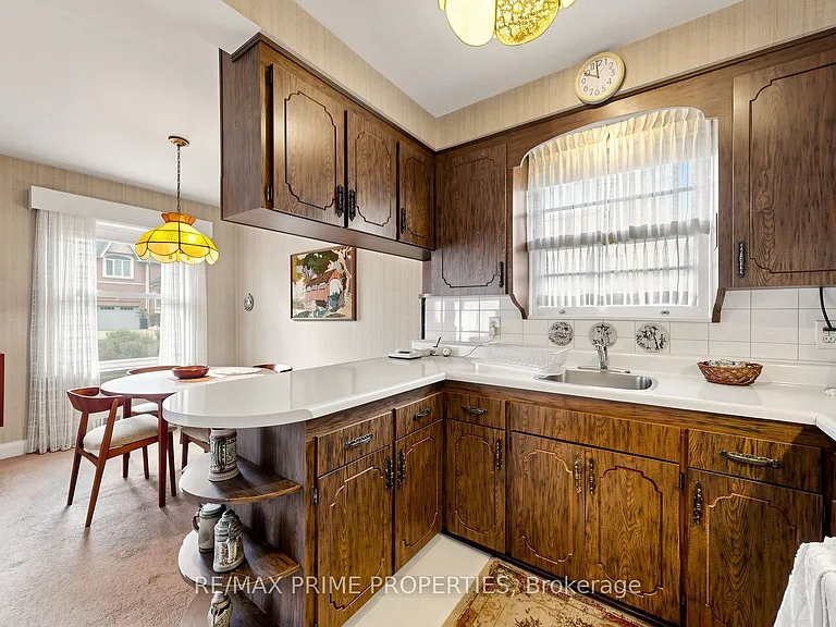 33 Irvington Cres — Photo 12