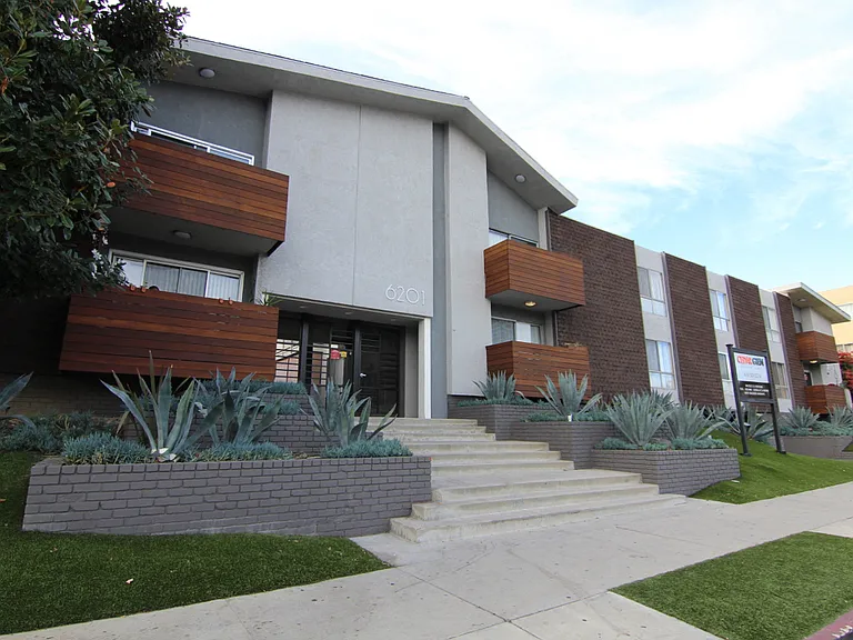Entrance to Cedar Glen Apartments.
