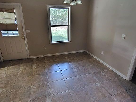 5th image of 2201 Fairmont Dr