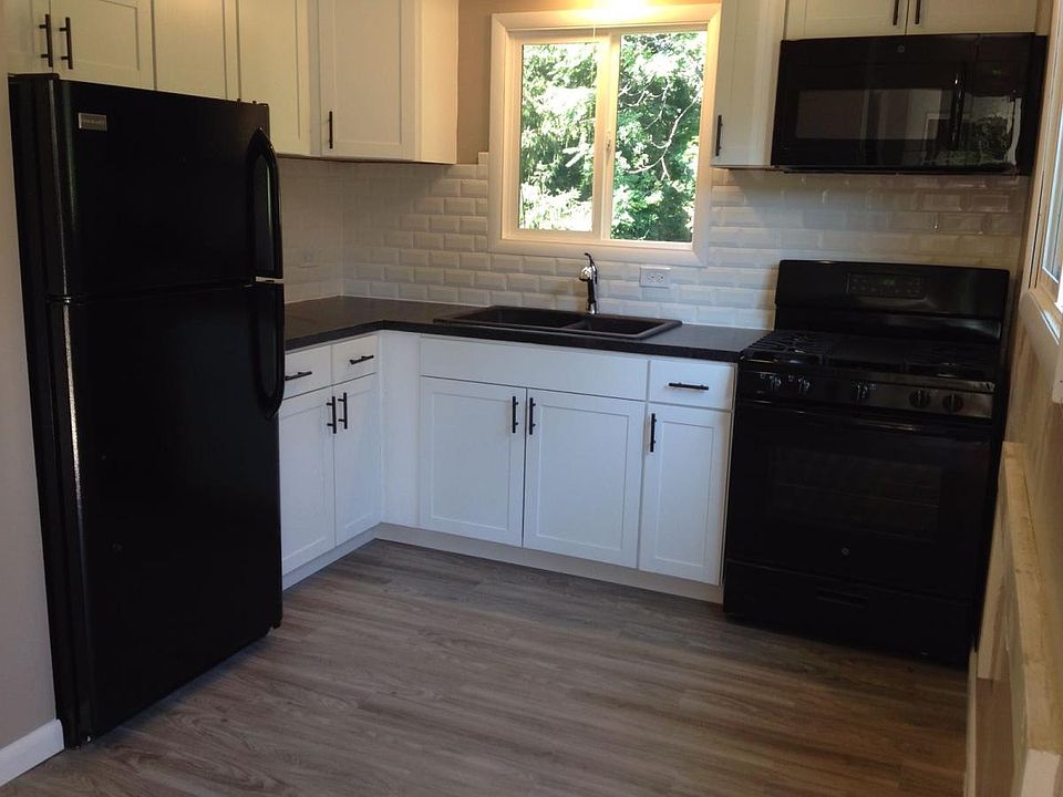 New kitchen: gas stove, microwave, etc..