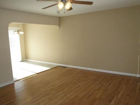 3rd image of 12460 Glengate Dr