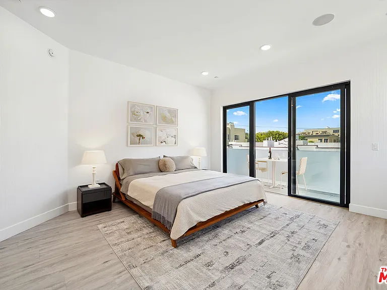 137 N Doheny Dr #3 — Photo 29