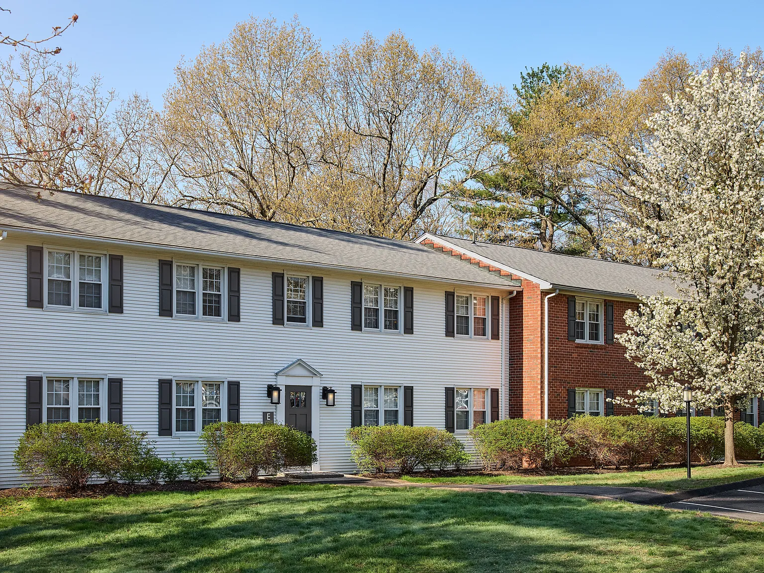 Avon Colonial Manor — Photo 2