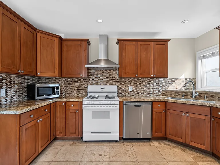 7742 Dunbarton Ave — Photo 9
