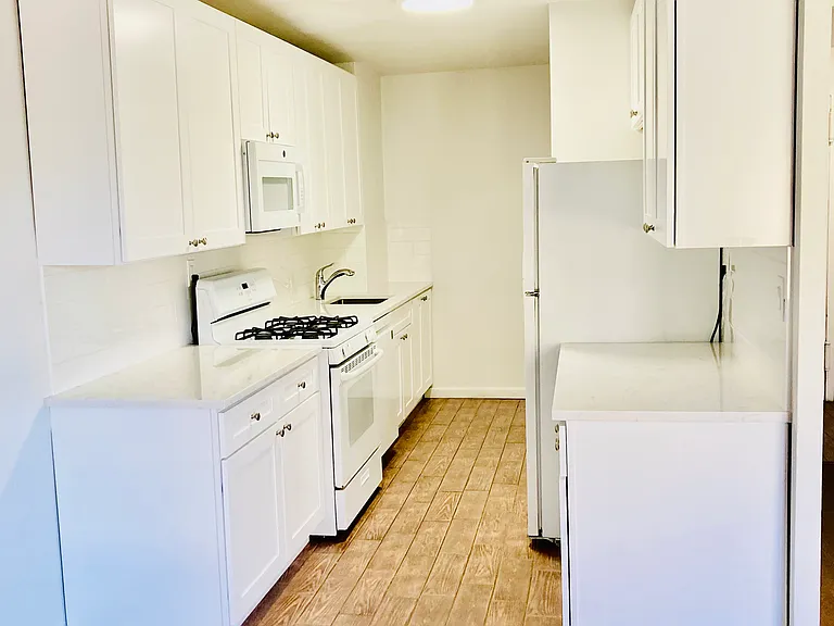 48 Davis Ave #2L — Photo 2
