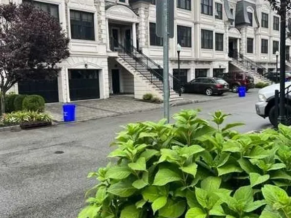 14 Marquis Ct #14, Edgewater, NJ 07020