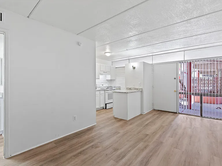 BROADWAY APARTMENTS — Photo 17
