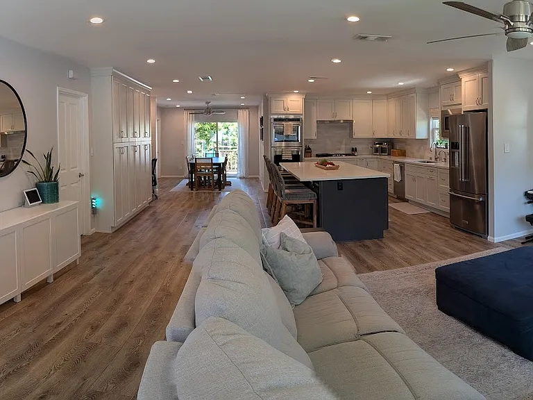 3041 Greenfield Ave — Photo 2
