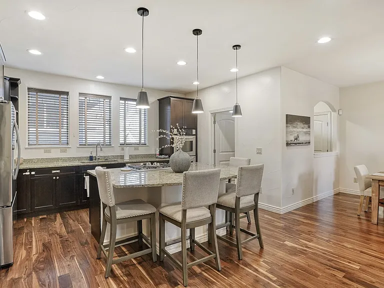KITCHEN/ISLAND