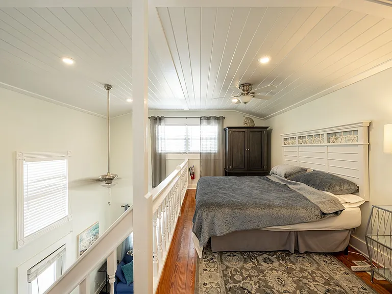415 Julia St — Photo 17