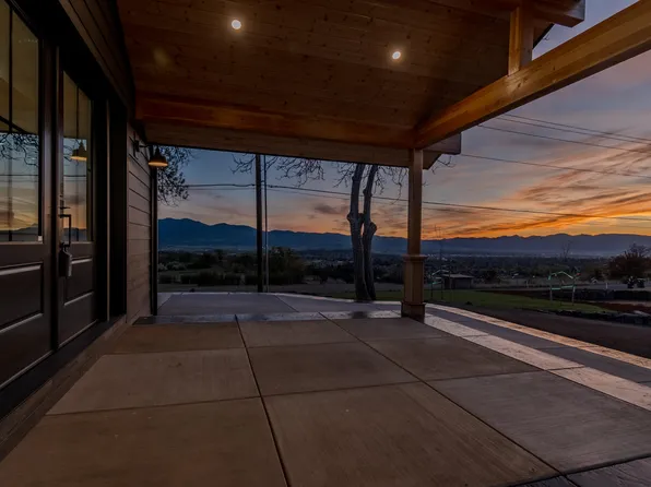 4691 Cherry Ln, Medford, OR 97504